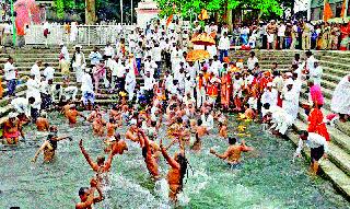 Simhastha festival: Lord Ramchandra's hail | सिंहस्थ पर्वणी : प्रभू रामचंद्रांच्या जयघोषाने दुमदुमले टाकेद