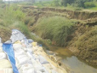 The canal shredded, threatens the farm crop | नहर फुटला, शेत पीक धोक्यात