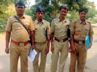 Looks like real police: | दिसतो ना खरेखुरे पोलीस :