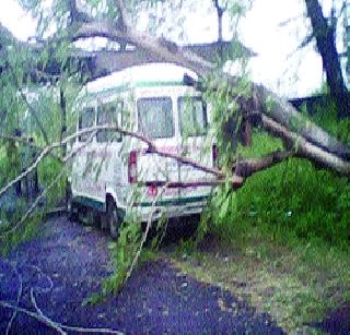 Unexpected rain disrupts life span | अवकाळी पावसाने जनजीवन विस्कळीत