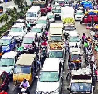Police on holidays; Dump on the road | पोलीस सुटीवर; कोंडी रस्त्यावर Police on holidays; Dump on the road | पोलीस सुटीवर; कोंडी रस्त्यावर