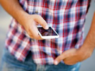 Potty children stuck in mobile phones | मोबाईलच्या विळख्यात अडकली कोवळी मुले Potty children stuck in mobile phones | मोबाईलच्या विळख्यात अडकली कोवळी मुले