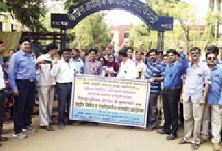 Doctor stopped the work-off agitation Prohibition of presidents | काम बंद आंदोलन करून डॉक्टरांनी केला जि.प. अध्यक्षांचा निषेध Doctor stopped the work-off agitation Prohibition of presidents | काम बंद आंदोलन करून डॉक्टरांनी केला जि.प. अध्यक्षांचा निषेध