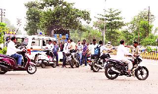 Citizens' helmets forced, officials get rid of | नागरिकांना हेल्मेटची सक्ती, अधिकाऱ्यांना मात्र मुक्ती