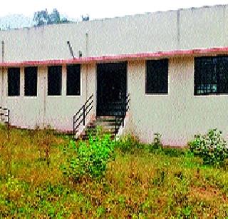 Off the sub-station due to lack of staff | कर्मचाऱ्यांअभावी उपकेंद्र बंद Off the sub-station due to lack of staff | कर्मचाऱ्यांअभावी उपकेंद्र बंद