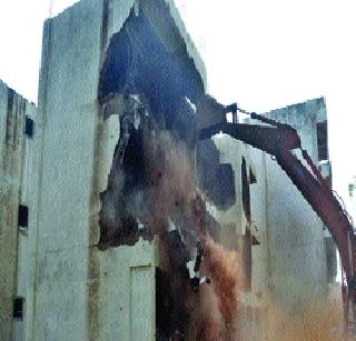 Hammer on four buildings in Sukapur | सुकापूरमध्ये चार इमारतींवर हातोडा Hammer on four buildings in Sukapur | सुकापूरमध्ये चार इमारतींवर हातोडा
