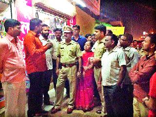 Communication with the police conducted by the police | पोलिसांनी साधला नागरिकांशी संवाद Communication with the police conducted by the police | पोलिसांनी साधला नागरिकांशी संवाद