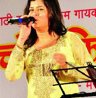 'Moon turned out' concert mesmerized audience | ‘चाँद फिर निकला’ मैफलीने श्रोते मंत्रमुग्ध