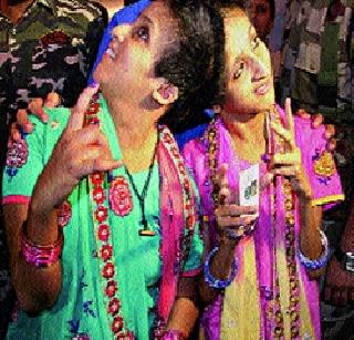 Siamese twin sisters made 'common' voting | सयामी जुळ्या बहिणींनी केले ‘सामाईक’ मतदान