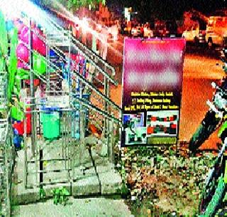 Occupational occupation of the footpath | व्यावसायिकांचा पदपथावर कब्जा Occupational occupation of the footpath | व्यावसायिकांचा पदपथावर कब्जा