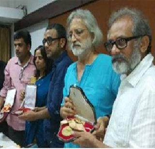 National award return from 10 directors including Dibakar Banerjee | दिबाकर बॅनर्जी यांच्यासह १० दिग्दर्शकांकडून राष्ट्रीय पुरस्कार परत