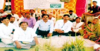 The farmers started fasting | शेतकऱ्यांचे उपोषण सुरु The farmers started fasting | शेतकऱ्यांचे उपोषण सुरु
