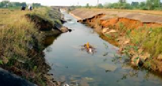 Canal flux breaks | कालव्याचे अस्तरीकरण उखडले Canal flux breaks | कालव्याचे अस्तरीकरण उखडले