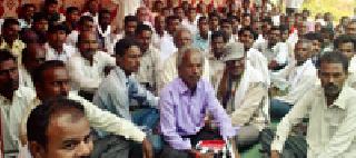Farmers' fasting continued | शेतकऱ्यांचे उपोषण सुरूच Farmers' fasting continued | शेतकऱ्यांचे उपोषण सुरूच