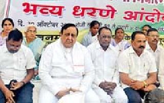 The misdeeds of farmers by the central government | केंद्र शासनाकडून शेतकऱ्यांची दिशाभूल