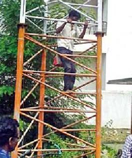 After 30 hours, he landed under the tower | तब्बल ३० तासानंतर तो उतरला टावरखाली