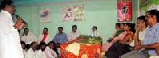 The problem of farmers who have learned the District Collector | जिल्हाधिकाऱ्यांनी जाणून घेतल्या शेतकऱ्यांच्या समस्या The problem of farmers who have learned the District Collector | जिल्हाधिकाऱ्यांनी जाणून घेतल्या शेतकऱ्यांच्या समस्या
