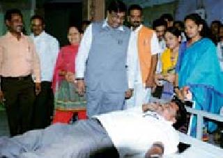 365 blood donors donated blood | ३६५ रक्तदात्यांनी केले रक्तदान