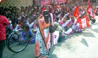 Anganwadi workers made Holi of Tahsildar's letters | अंगणवाडी कर्मचाऱ्यांनी केली तहसीलदाराच्या पत्रांची होळी Anganwadi workers made Holi of Tahsildar's letters | अंगणवाडी कर्मचाऱ्यांनी केली तहसीलदाराच्या पत्रांची होळी