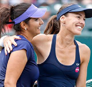 Sania-Hingis pair clash in men's doubles final | सानिया-हिंगीस जोडी वर्षात दहाव्यांदा अंतिम फेरीत