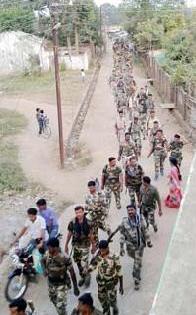 Atapalli Police's Longmarch: | एटापल्लीत पोलिसांचा लाँगमार्च :