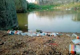 The medicine of the child thrown in the river | नदीत फेकली बालकांची औषधी The medicine of the child thrown in the river | नदीत फेकली बालकांची औषधी