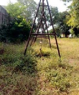 State of Jhalupe forests on Mahavira Balodiatia | महावीर बालोद्यानावर झुडुपी जंगलाचे राज्य State of Jhalupe forests on Mahavira Balodiatia | महावीर बालोद्यानावर झुडुपी जंगलाचे राज्य