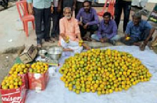 Retired Class One engineer sells oranges on footpath! | निवृत्त ‘क्लास वन’ अभियंता फुटपाथवर विकतोय संत्री!