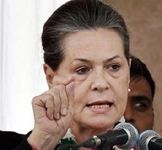 Narendra Modi's silent support to the actions of divisive leaders - Sonia Gandhi | समाजात फूट पाडणा-यांच्या कृत्यांना नरेंद्र मोदींचा मूक पाठिंबा - सोनिया गांधी