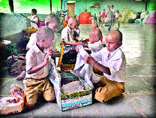 After the defeat of the umbrella of the farmer, | शेतकरी पित्याचे छत्र हरपल्यावर दिवस ढकलण्याचेच वांधे