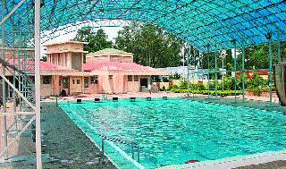 Trained survivors trained in swimming pools | जलतरण तलावांमध्ये प्रशिक्षित जीवरक्षक