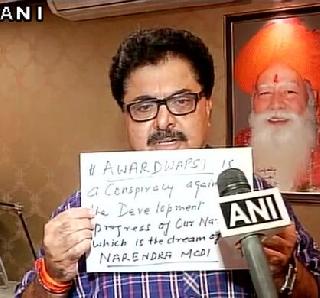 When the fire was set on Radha Beai Chawla, why not rewards - Ashok Pandit | राधाबाई चाळीला आग लावली तेव्हा का नाही पुरस्कार परत केला - अशोक पंडीत