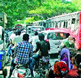 Traffic drivers on the road to Malegaon | माळेगाव रस्त्यावर वाहतूककोंडी Traffic drivers on the road to Malegaon | माळेगाव रस्त्यावर वाहतूककोंडी