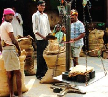 Merchandisers committees of commerce | व्यापाऱ्यांना बाजार समित्यांचे अभय