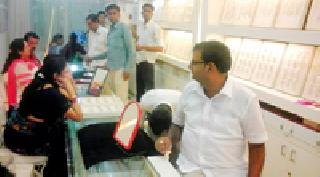The highs reached by purchasing astrologer | धनत्रयोदशीला खरेदीने गाठला उच्चांक The highs reached by purchasing astrologer | धनत्रयोदशीला खरेदीने गाठला उच्चांक