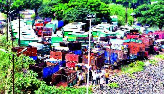 Stop the movement of the garbage workers | घंटागाडी कामगारांचे काम बंद आंदोलन Stop the movement of the garbage workers | घंटागाडी कामगारांचे काम बंद आंदोलन
