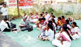 Forgetting Asha Sevikas for the increase of honorarium | मानधन वाढीसाठी आशा सेविकांचे धरणे Forgetting Asha Sevikas for the increase of honorarium | मानधन वाढीसाठी आशा सेविकांचे धरणे