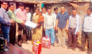Grocers reached home of suicide victims | आत्महत्याग्रस्तांच्या घरी पोहोचविला किराणा Grocers reached home of suicide victims | आत्महत्याग्रस्तांच्या घरी पोहोचविला किराणा