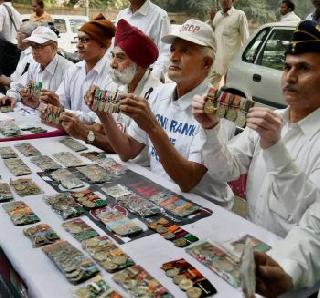 OROP - Ex-servicemen try to burn medals | OROP - माजी सैनिकांनी केला पदकं जाळण्याचा प्रयत्न