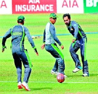 Pakistan beat England | पाकिस्तानची इंग्लंडवर मात Pakistan beat England | पाकिस्तानची इंग्लंडवर मात