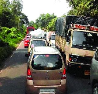 Trafficers under the Vashit Colony | वाशीत वसाहतीअंतर्गत वाहतूककोंडी