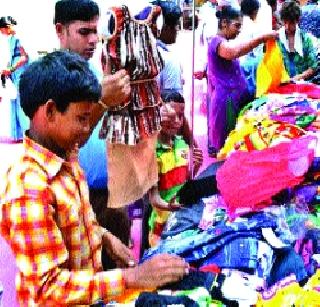 बाजारपेठांमध्ये खरेदीची धूम