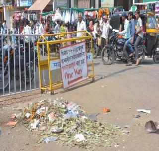 Officials of Diwali; The city's garbage dump! | अधिका-यांची दिवाळी; शहरात कच-याचे ढीग ! Officials of Diwali; The city's garbage dump! | अधिका-यांची दिवाळी; शहरात कच-याचे ढीग !
