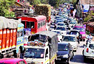 The traffic collapsed at Sinnar | सिन्नर येथे वाहतूक कोंडीने हाल The traffic collapsed at Sinnar | सिन्नर येथे वाहतूक कोंडीने हाल