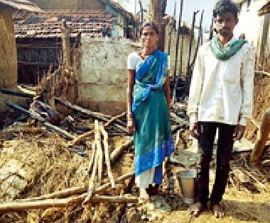 Fire broke out in a fire that burned the house | फटाक्यामुळे लागलेल्या आगीत घर जळून खाक Fire broke out in a fire that burned the house | फटाक्यामुळे लागलेल्या आगीत घर जळून खाक