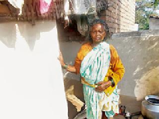 Sumanbai's house collapse collapsed in a landslide | अतिवृष्टीत घर कोसळलेल्या सुमनबाईचा घरकुलासाठी संघर्ष Sumanbai's house collapse collapsed in a landslide | अतिवृष्टीत घर कोसळलेल्या सुमनबाईचा घरकुलासाठी संघर्ष