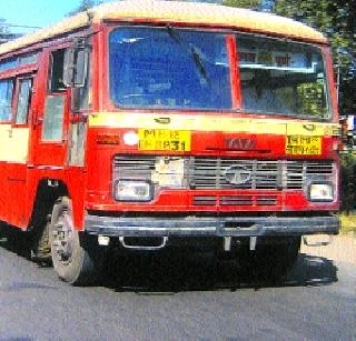 STB bus stand on river bridge! | नदीच्या पुलावरच एसटीचा बसथांबा!