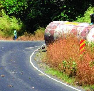 Gas carrier tankers recede leakage | गॅसवाहक टँकर उलटून गळती