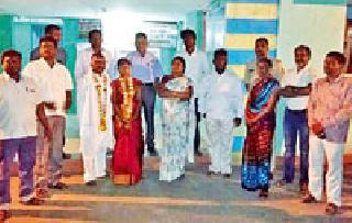 Love marriage with the help of villagers | गावकऱ्यांच्या सहकार्याने प्रेमीयुगुलाचा विवाह Love marriage with the help of villagers | गावकऱ्यांच्या सहकार्याने प्रेमीयुगुलाचा विवाह