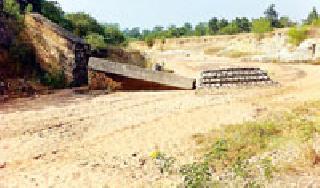 The barrage on the Yerrawawu Lake was broken | येर्रावागू तलावावरील बंधारा तुटलेलाच The barrage on the Yerrawawu Lake was broken | येर्रावागू तलावावरील बंधारा तुटलेलाच